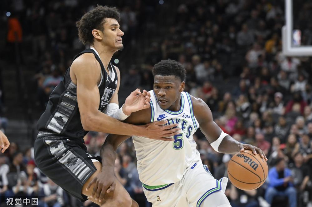 球员紧密配 球员紧密配